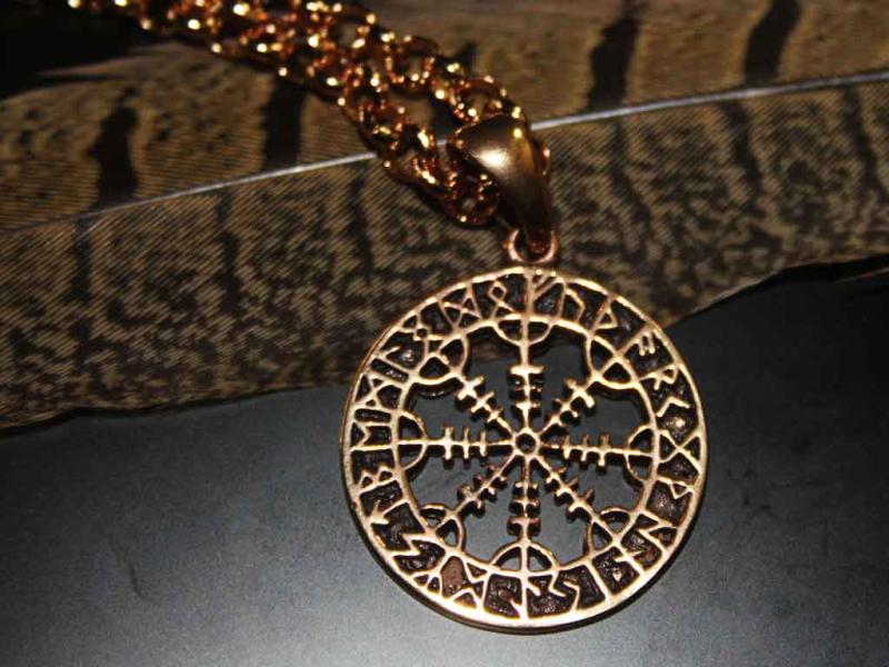 Aegishjalmur im Runenkreis